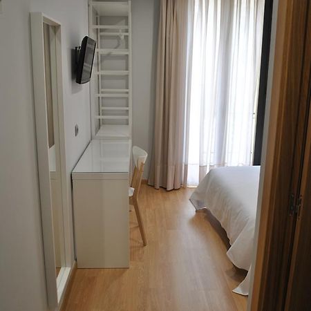 Hostal Universitat Сервера Экстерьер фото