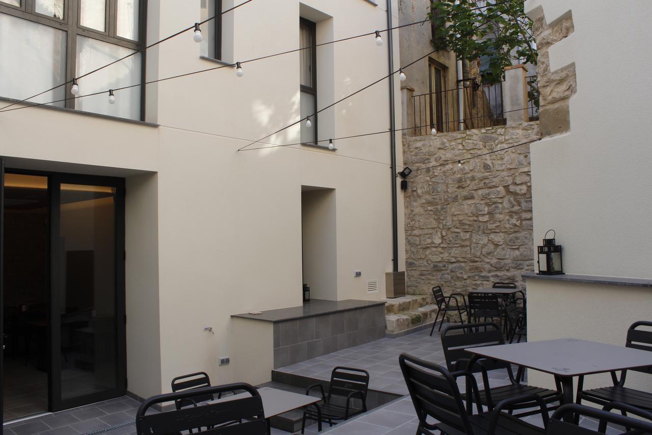 Hostal Universitat Сервера Экстерьер фото