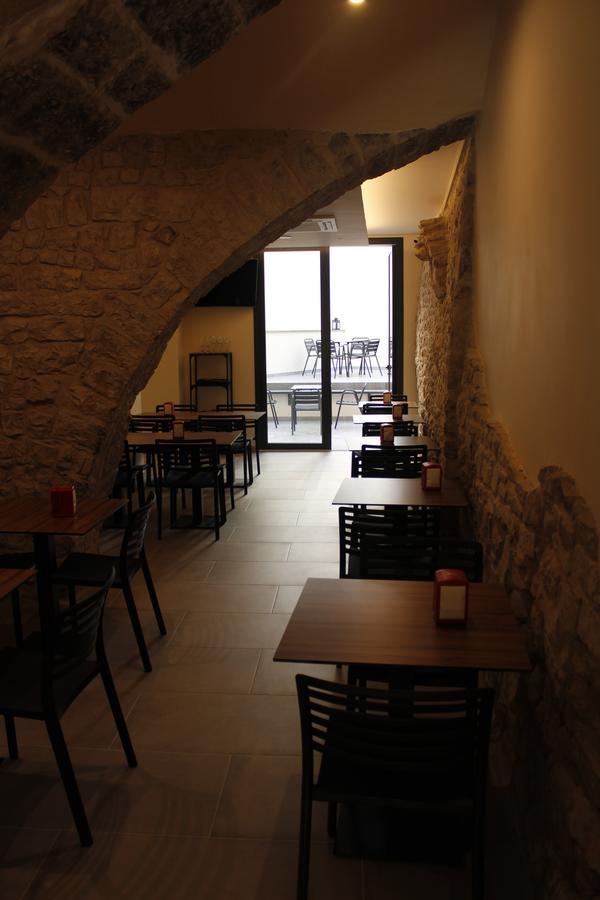 Hostal Universitat Сервера Экстерьер фото
