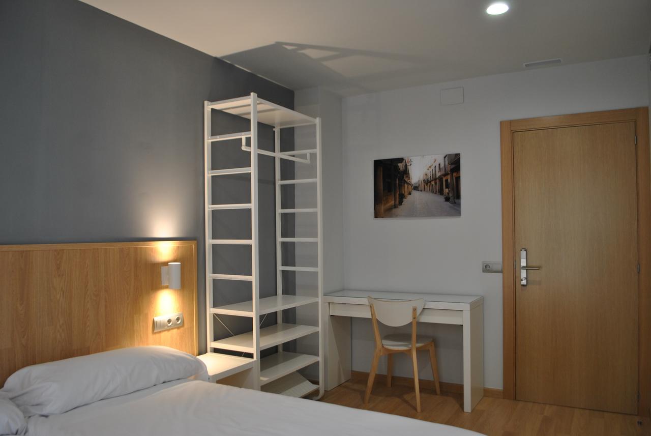 Hostal Universitat Сервера Экстерьер фото