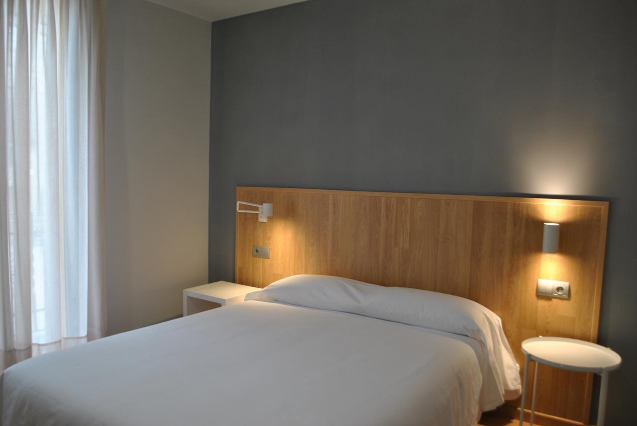 Hostal Universitat Сервера Экстерьер фото