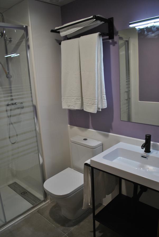 Hostal Universitat Сервера Экстерьер фото