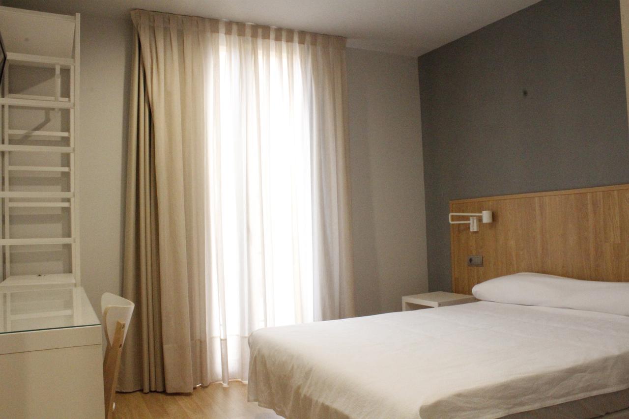 Hostal Universitat Сервера Экстерьер фото