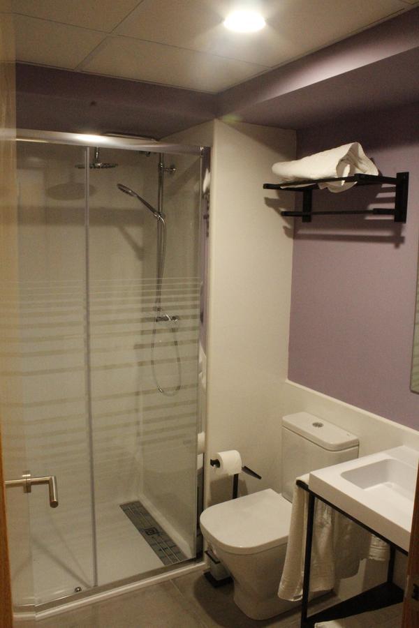 Hostal Universitat Сервера Экстерьер фото