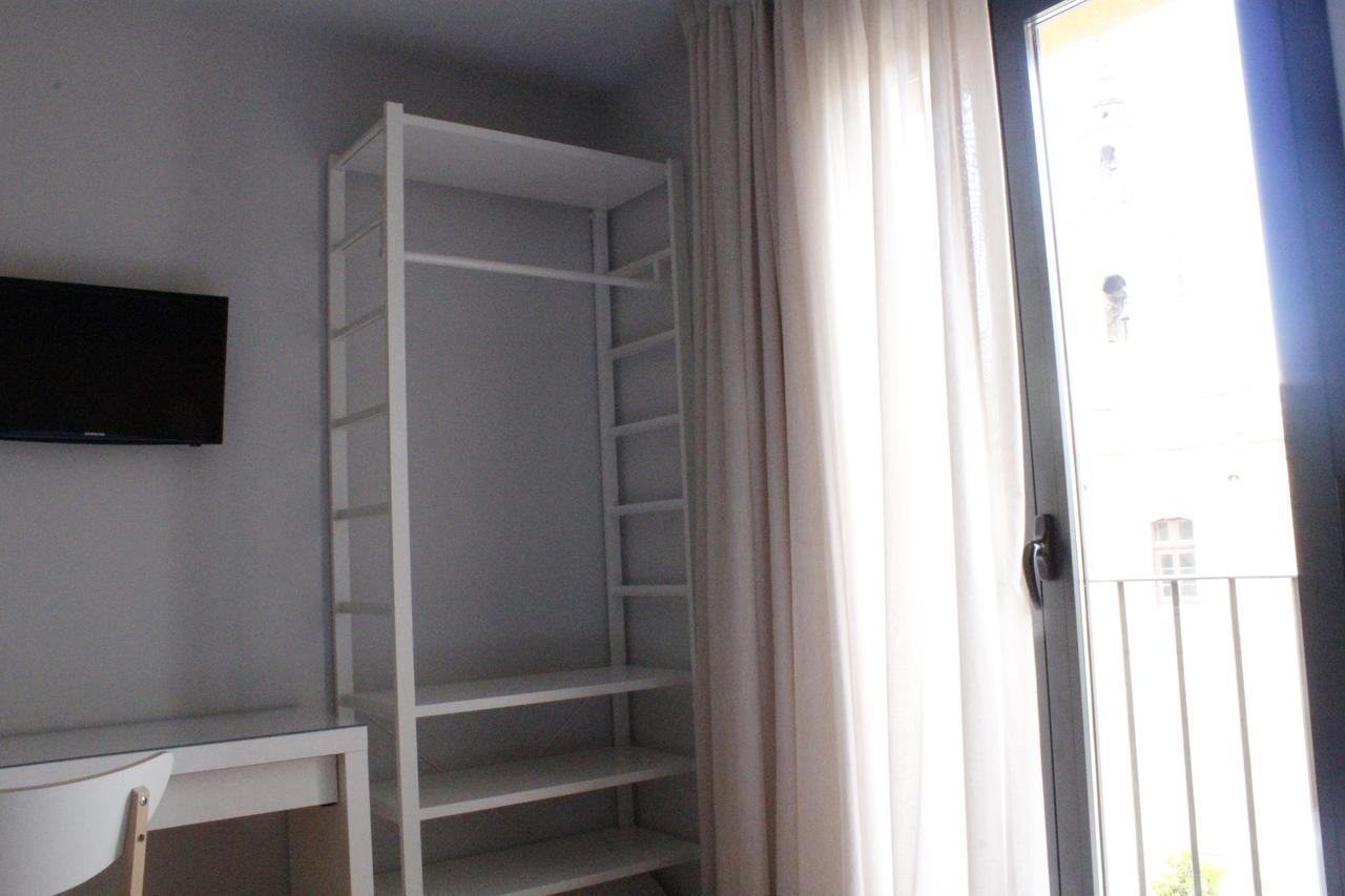 Hostal Universitat Сервера Экстерьер фото