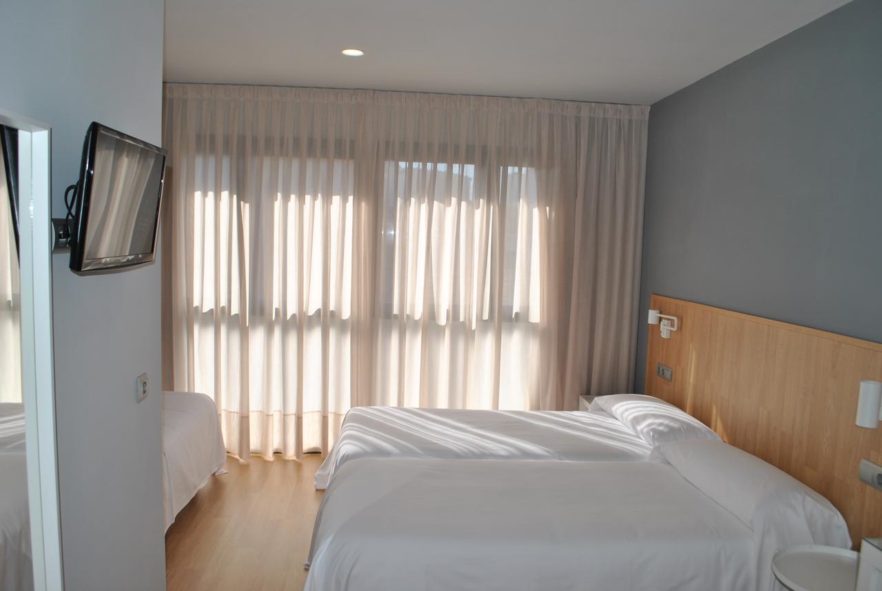 Hostal Universitat Сервера Экстерьер фото
