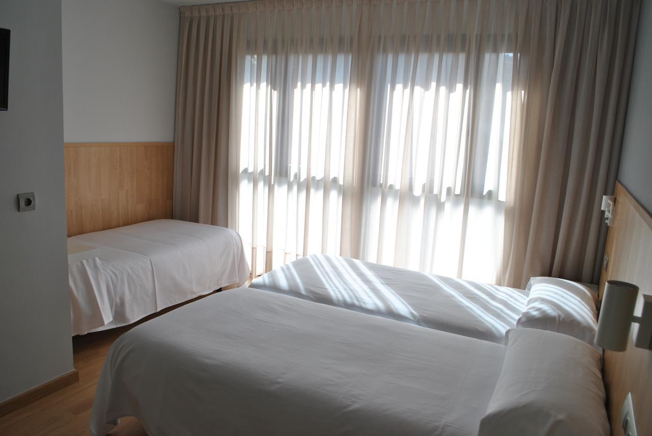Hostal Universitat Сервера Экстерьер фото