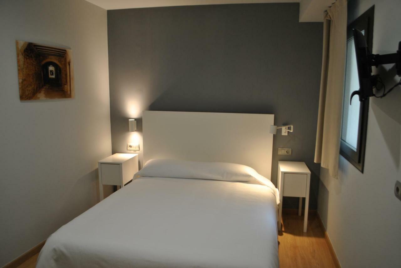 Hostal Universitat Сервера Экстерьер фото